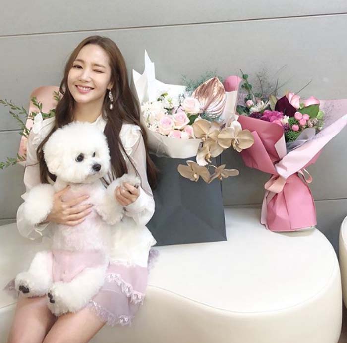 Park Min Young and her dog posing for a photo.